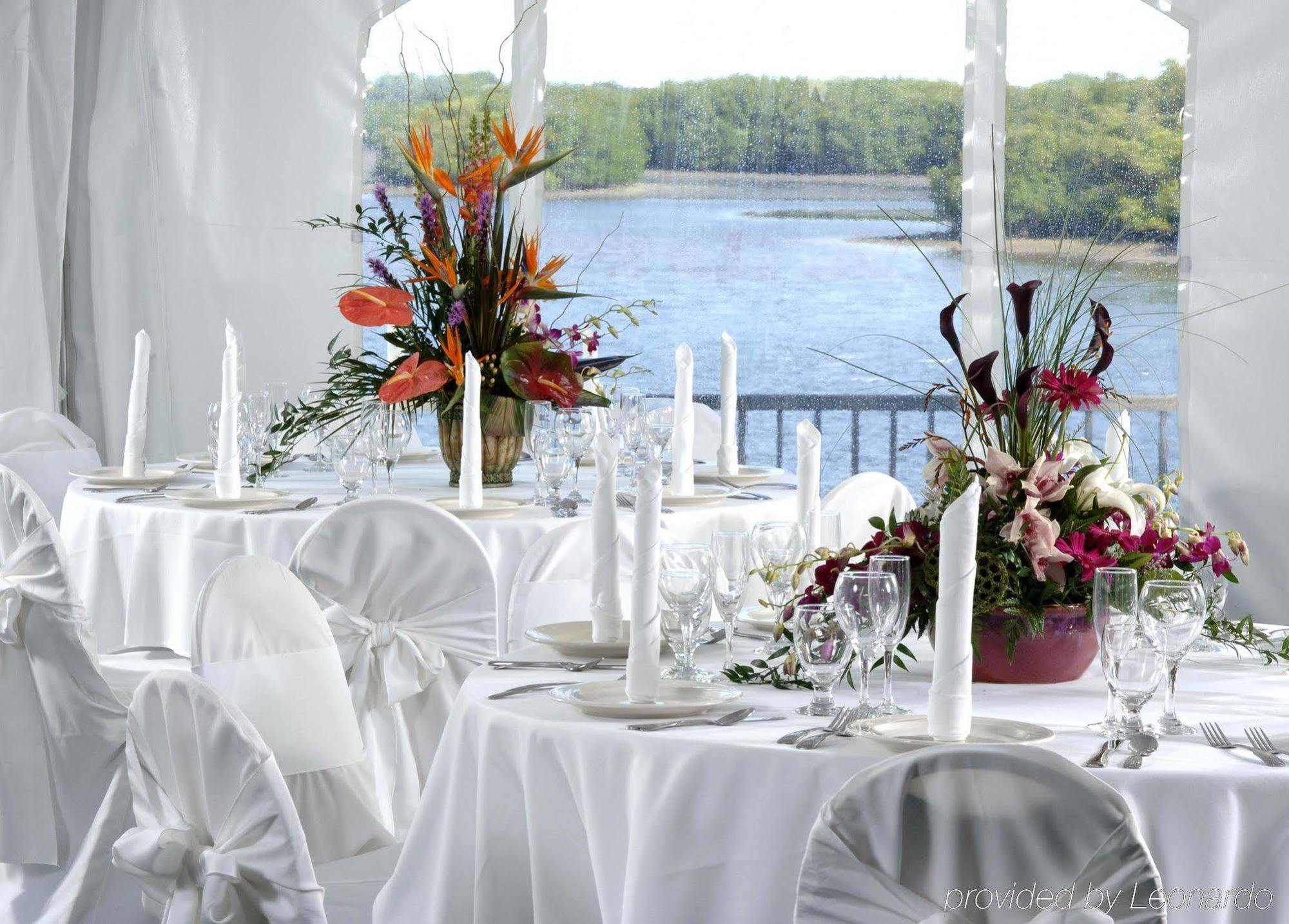 Doubletree By Hilton Tampa Rocky Point Waterfront Otel Restoran fotoğraf